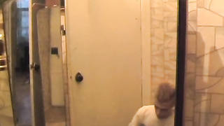 Женщины связали мужчину скотчем и от души потрахались