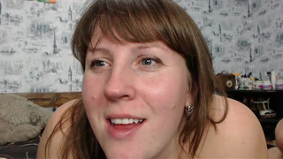 Упитанная брюнетка страстно отсасывает член возбужденного ухажера