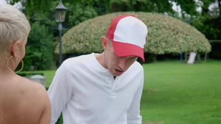 Порно на свежем воздухе с опытной женщиной