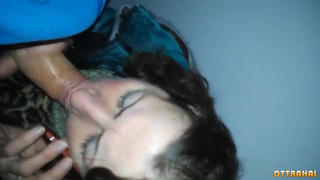 Пьяная дамочка облизывает болт чужого мужика в подъезде