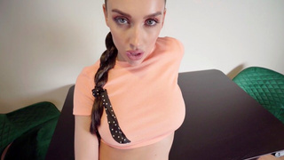 Частный секс с сексуальной русской сучкой на кухонном столе