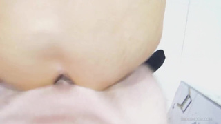 Парень трахает брюнетку после минета раком перед вебкой