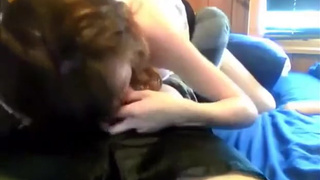 Девушка отсасывает член парню перед еблей