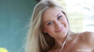 Супер красивая блондинка разделась догола