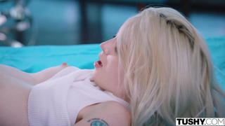 Светлая сотрудница отдалась боссу раком в тугую задницу