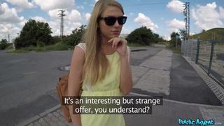 Сосет на улице и катается на хуе до кремпая