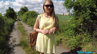 Сосет на улице и катается на хуе до кремпая