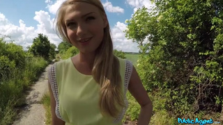 Сосет на улице и катается на хуе до кремпая