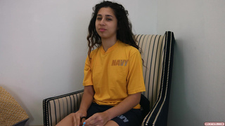 Стеснительная девушка проходит порно кастинг