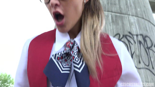 Ебет за деньги на улице красивую тёлку в форме