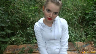 Дарина сосёт и долбится на лавочке в парке