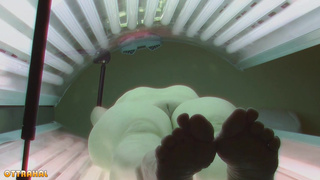 За бабой в солярии подглядывали две скрытые камеры