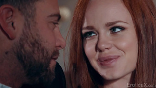 Рыжая делает минет и садится на хуй