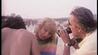 Ректро порно - закопанная в песок барышня обалдено делает минет мужикам